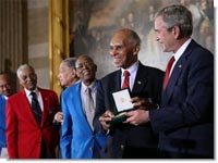 Tuskegee Airmen Receive Congress'highest medal